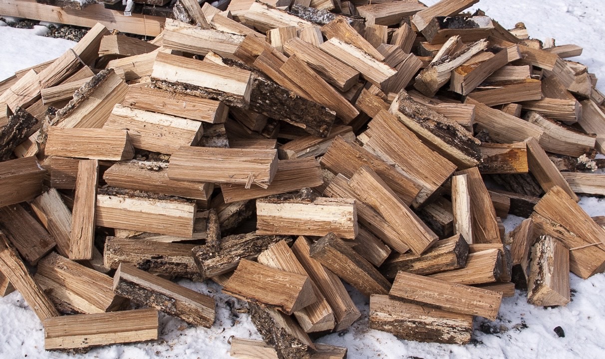 Tölgy tüzifa Fejér megyéből, tartós parázstartással – Brennholz kínálat